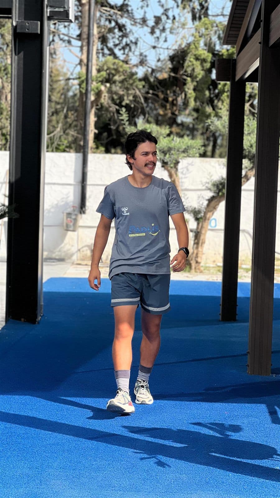 Un coach de l'académie arrive sur le terrain