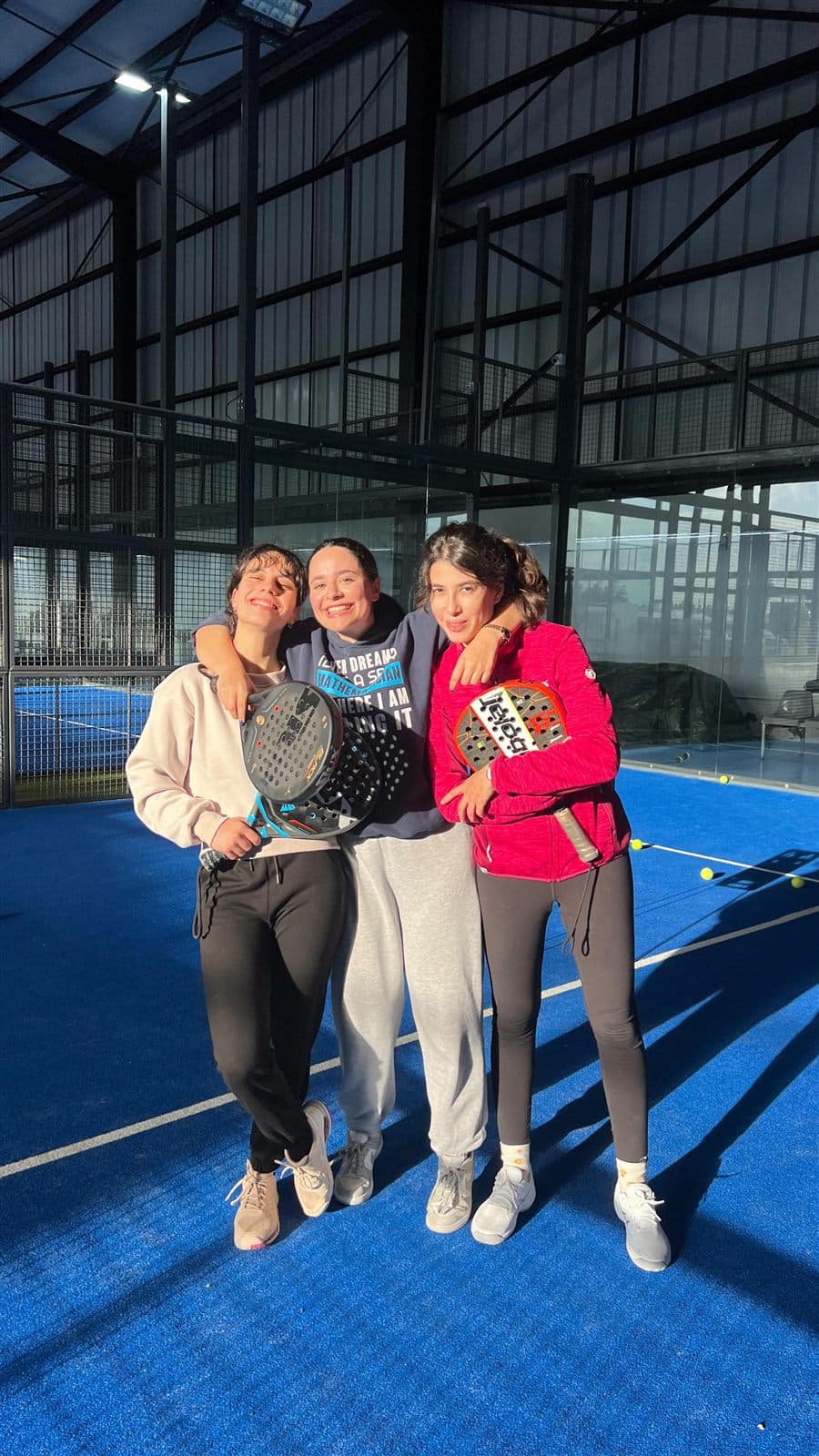 Trois joueuses réunies sur le terrain après leur entraînement